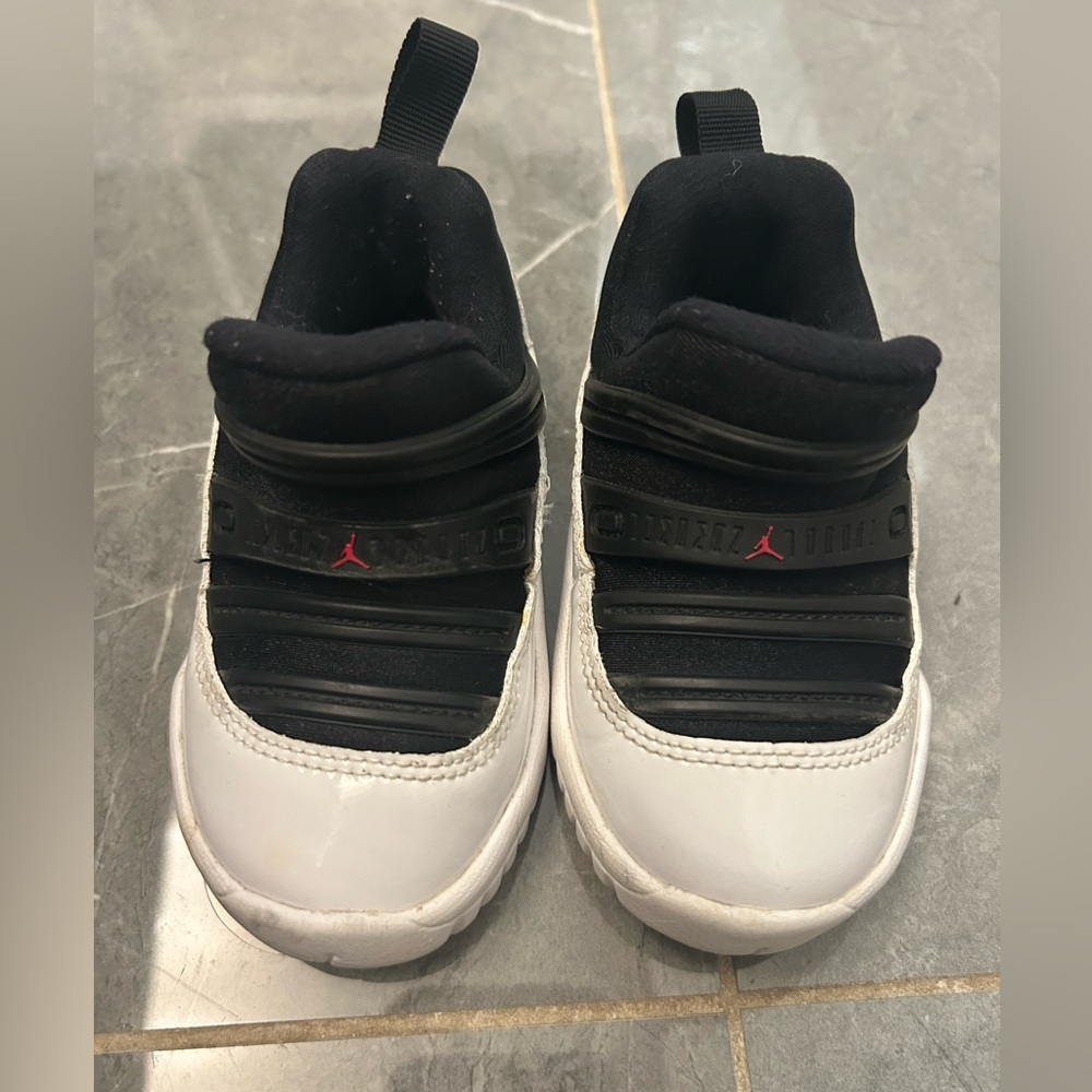 EUC Toddler Jordans Size 5